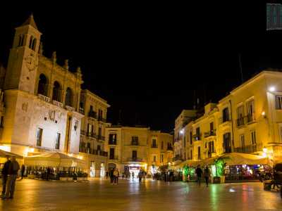 E che dire dello storico palazzo del Sedile, edificato nel 1446 e sede per secoli del governo cittadino, che oggi ospita una pizzeria al piano terra? 